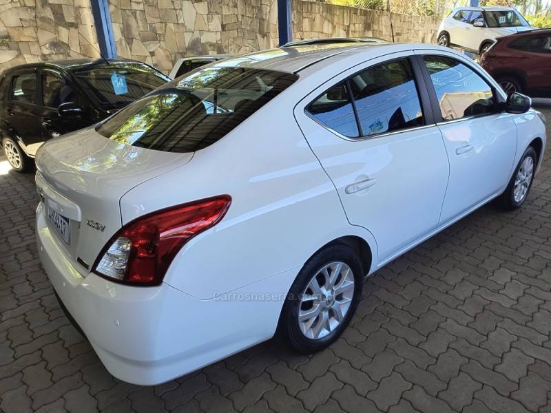 NISSAN - VERSA - 2017/2018 - Branca - R$ 57.000,00