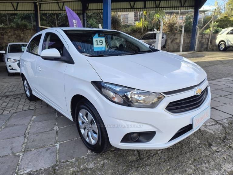 CHEVROLET - ONIX - 2018/2019 - Branca - R$ 55.500,00