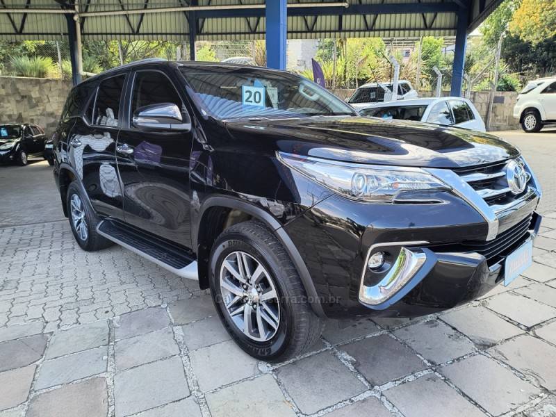 TOYOTA - HILUX SW4 - 2019/2020 - Preta - R$ 249.900,00