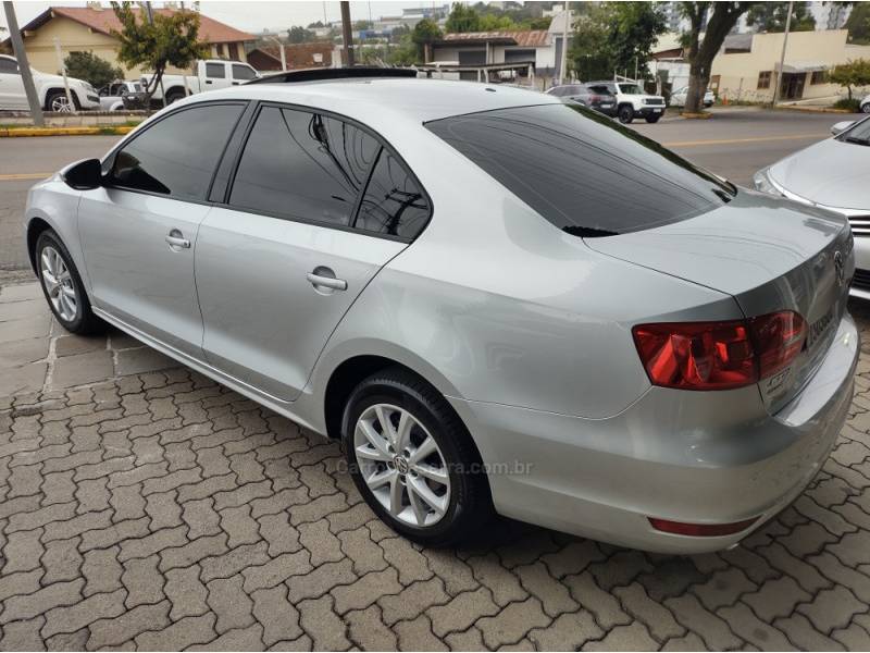 VOLKSWAGEN - JETTA - 2011/2012 - Prata - R$ 63.500,00