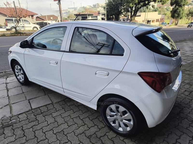 CHEVROLET - ONIX - 2018/2019 - Branca - R$ 55.500,00