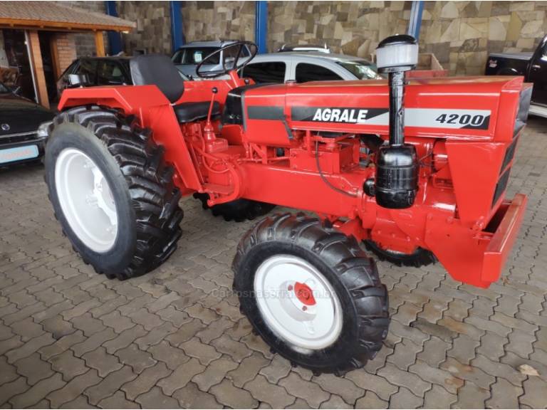 AGRALE - TRATOR 4200 - 1980/1980 - Vermelha - R$ 35.000,00