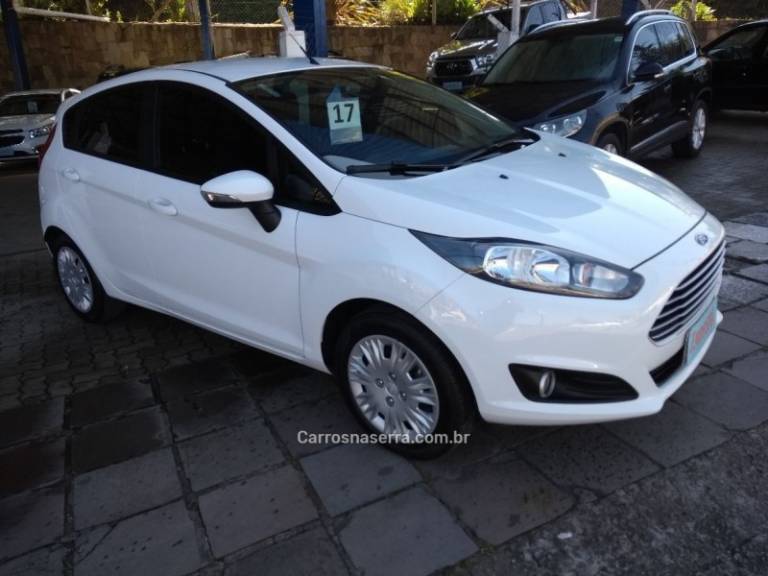 FORD - FIESTA - 2017/2017 - Branco - R$ 46.900,00