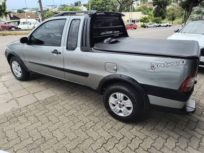 FIAT - STRADA - 2005/2006 - Prata - R$ 33.500,00