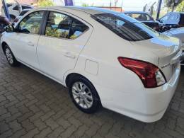 NISSAN - VERSA - 2017/2018 - Branca - R$ 57.000,00