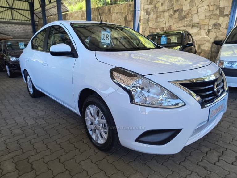 NISSAN - VERSA - 2017/2018 - Branca - R$ 57.000,00