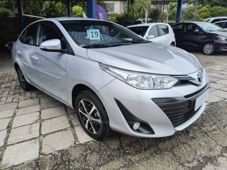 TOYOTA - YARIS - 2019/2019 - Prata - R$ 77.000,00