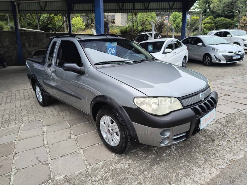 FIAT - STRADA - 2005/2006 - Prata - R$ 33.500,00
