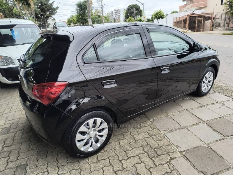 CHEVROLET - ONIX - 2017/2018 - Preta - R$ 58.500,00